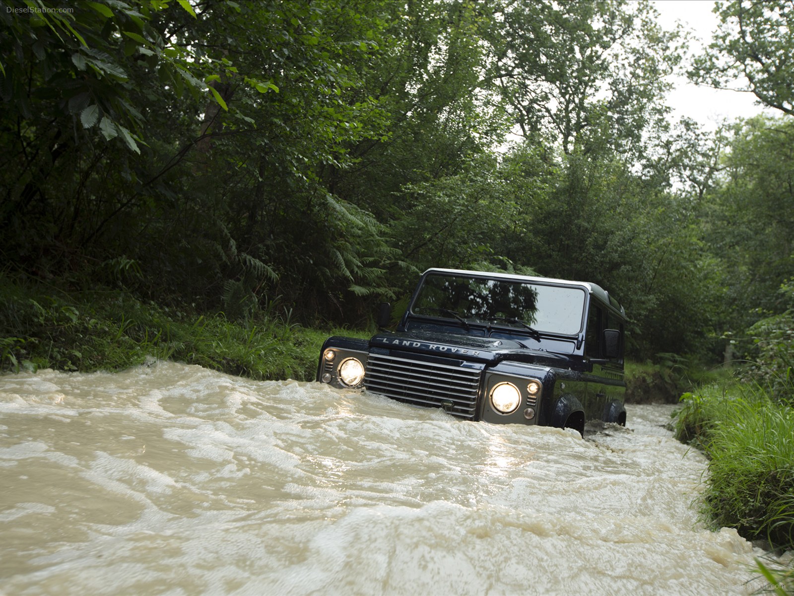 Land Rover Defender 2013